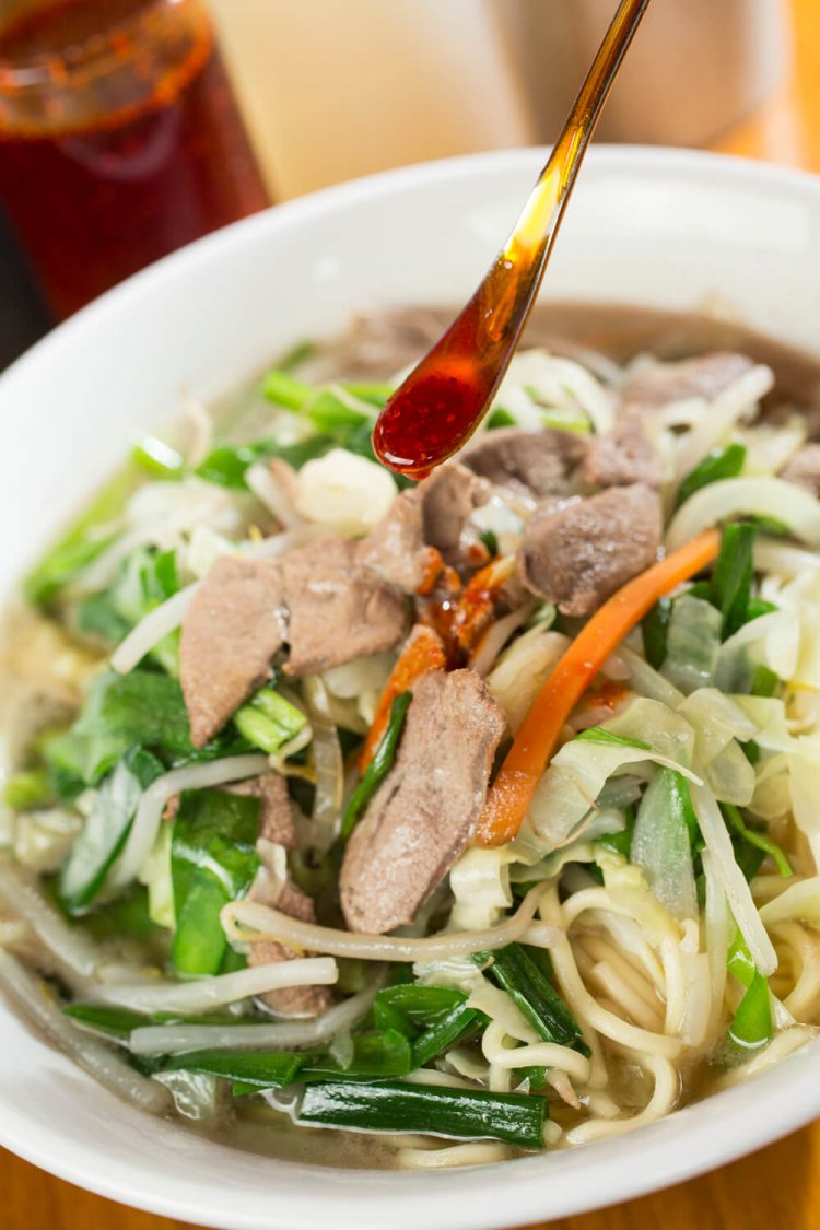 レバーが引き立つよう、塩気はあえて控えめに。自家製ラー油をかけても美味。