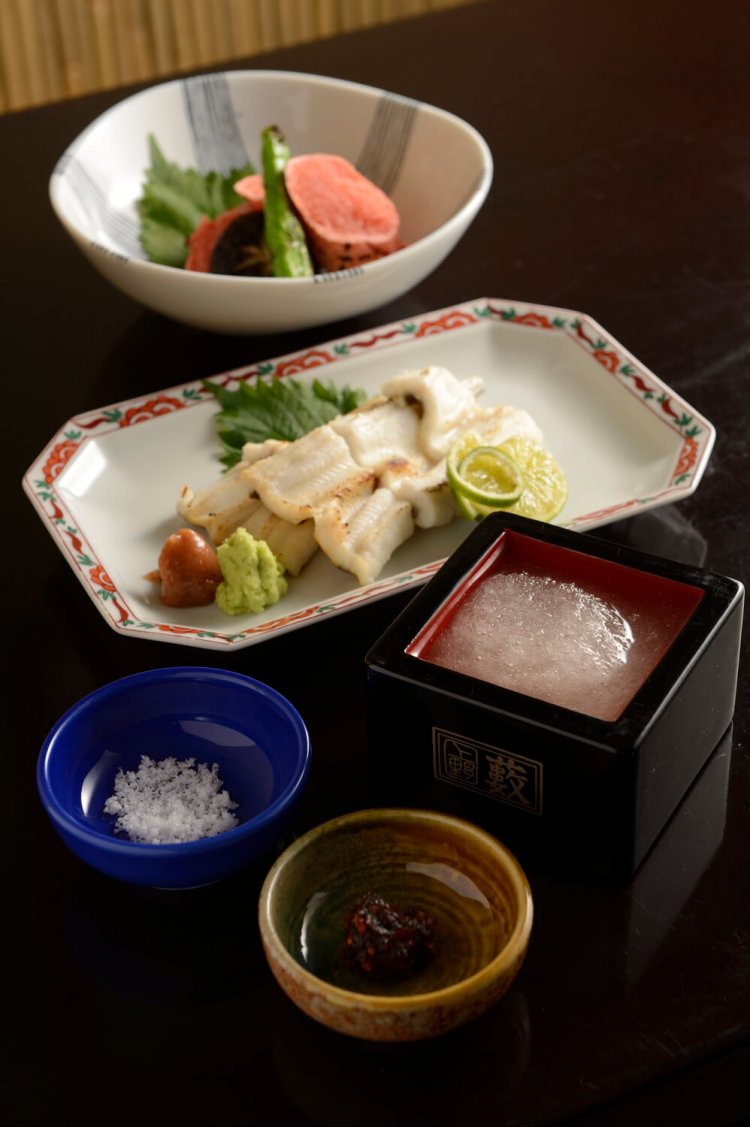  日本酒を凍らせた菊正宗みぞれ酒834円には焼き味噌と塩が付く。穴子の白焼き1649円、炙りめんたいこ903円。