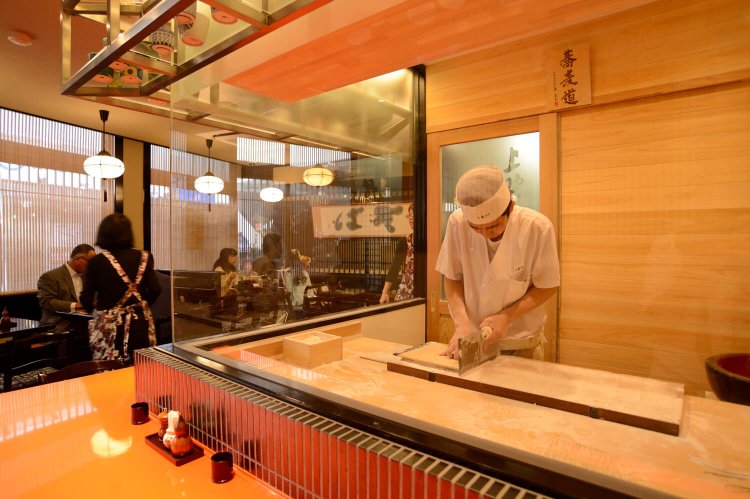  1・2階に客席があり、1階では職人が手打ちする姿を見られる。