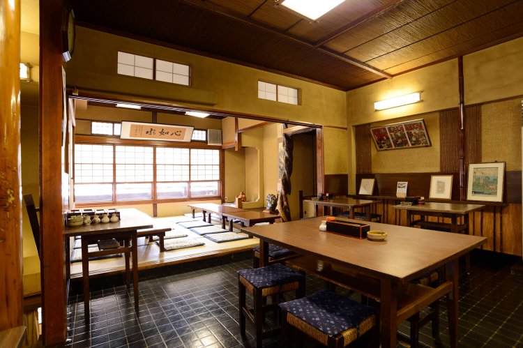 小さなカウンター席も。2階にはテーブル席と座敷がある。