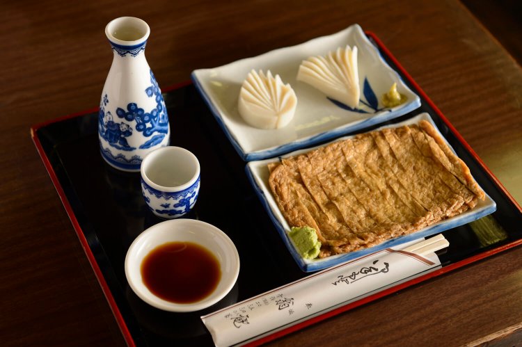 肴には、そばつゆで煮た油揚げ甘辛煮や厚切りの板わさがピッタリ。