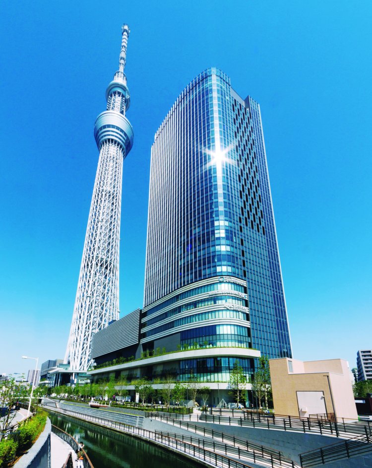 商業施設「東京ソラマチ（R）」を併設する（写真提供＝TKYO-SKYTREETOWN）。