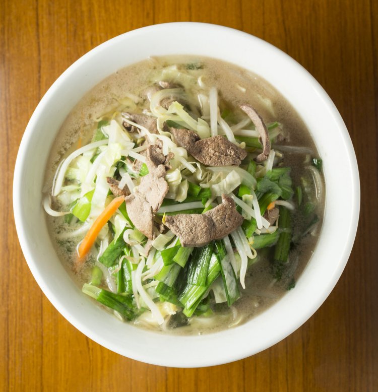 レバニラ湯麺900円。