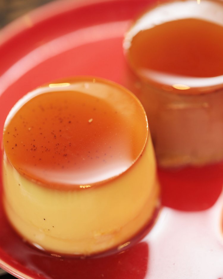 基本のバニラキング380円（税別）と、チョコベースのお酒プリン、ブランデウェイン450円（税別）。