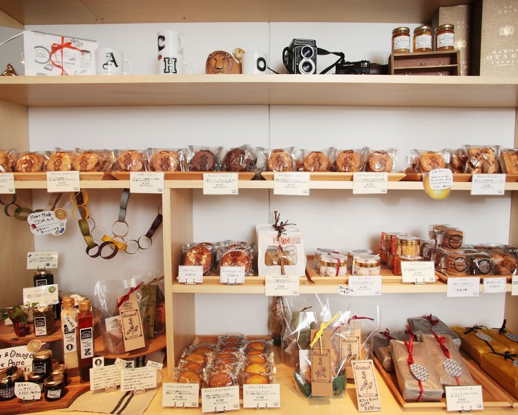 焼き菓子や自家製ドレッシングなども展開。
