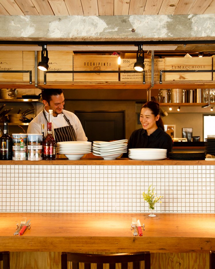 シェフとソムリエの佐久間遥さん。