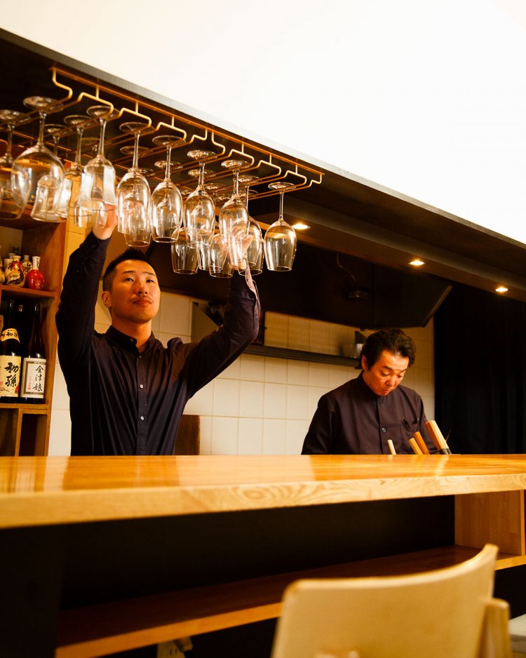 元バーテンダーの前薗さん（手前）らしい付かず離れずの接客が心地よい。