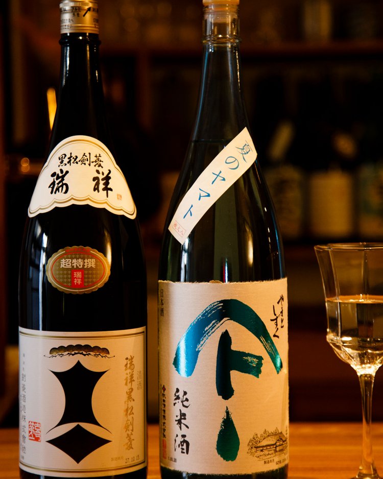 5年以上の熟成酒をブレンドした瑞祥黒松剣菱とやまとしずく純米酒。日本酒は全600円。