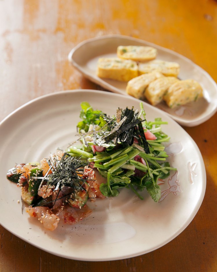 タコと芹塩だれ和え、白くらげの梅肉和え、特製卵焼き。季節にあわせて旬の料理を提供している。