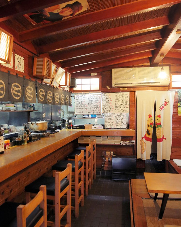 カウンターと小上がりのある店内。