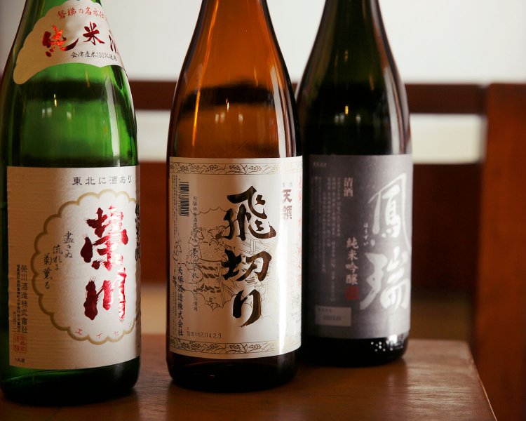 日本酒好きな店主が選ぶ飛驒の「飛切り」に福島の「榮川」など、どれも１合650円。