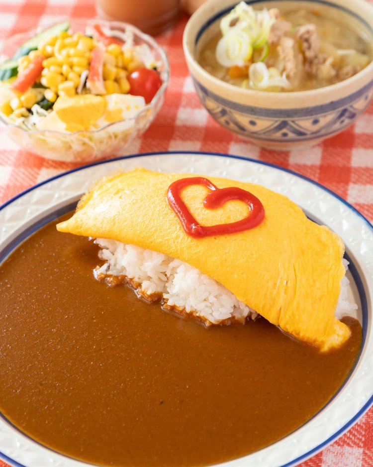トローリチーズ入りのオムレツカレー650円。期間限定の豚汁セットは950円。
