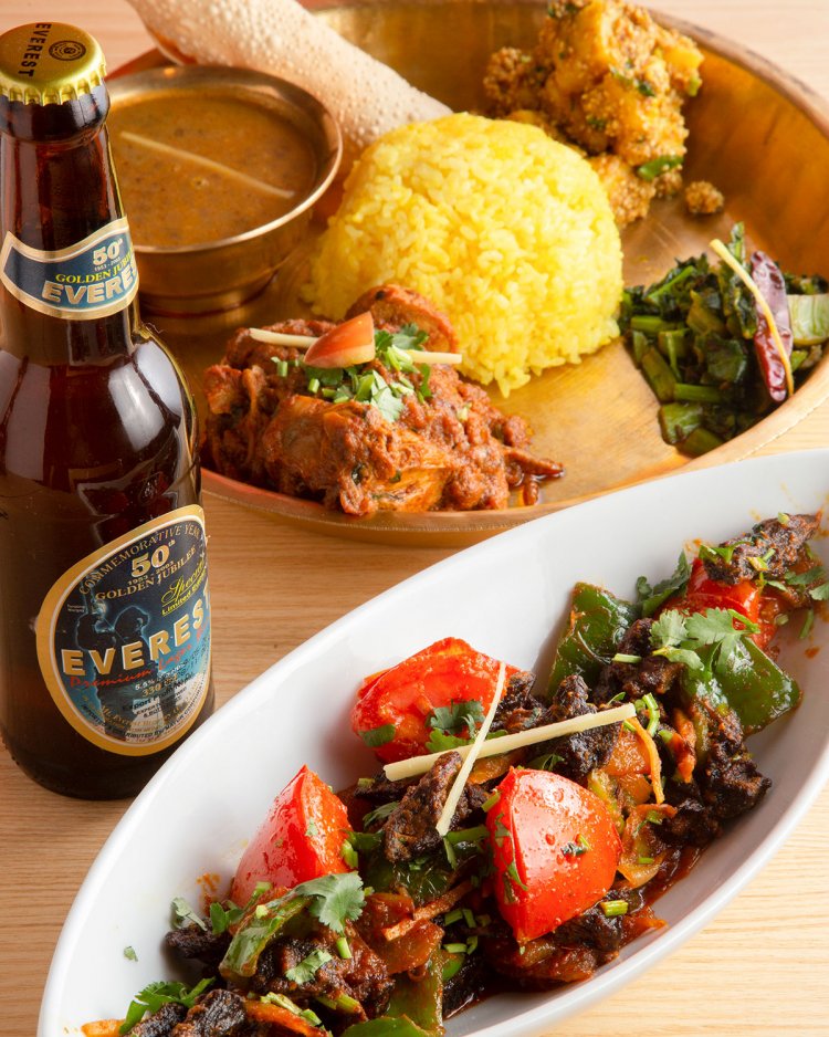  手前からマトンの干し肉とトマトと炒め合わせた「スクティ」950円、ダルバート・タルカリ アチャール添え1800円。