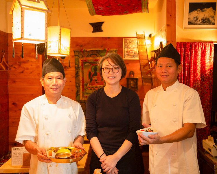 オーナーの齋藤さんとネパール人スタッフ。