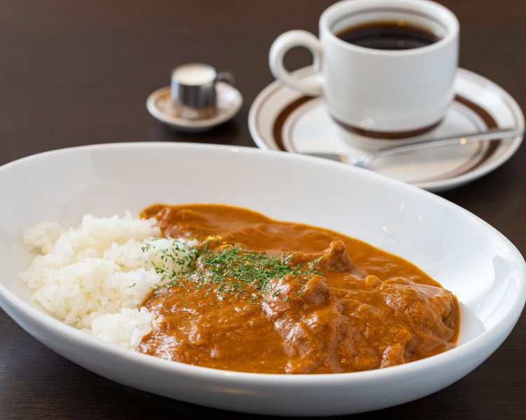  マフェ（ピーナッツペースト入りチキンカレー）950円。ブレンドコーヒー500円。