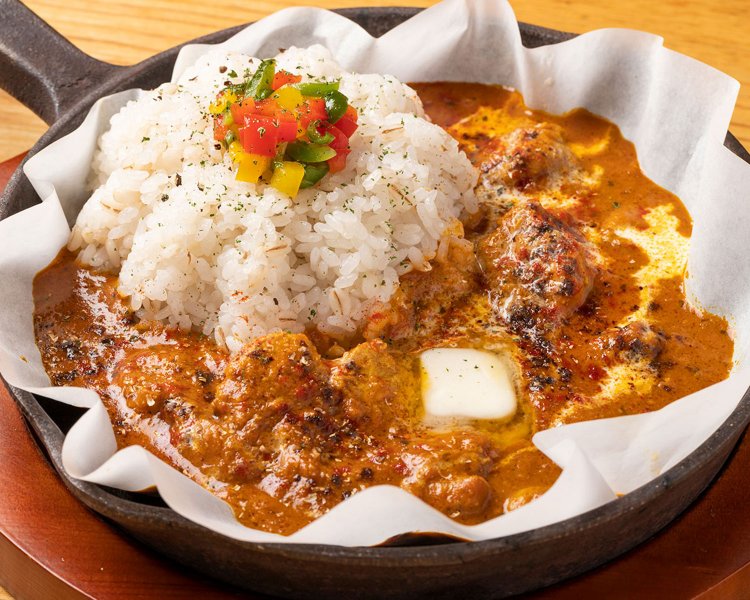  匠えんカレー（タンドリーチキン）1166円。鉄板カレーは欧風や野菜などもあり、ハーフ＆ハーフにできる。