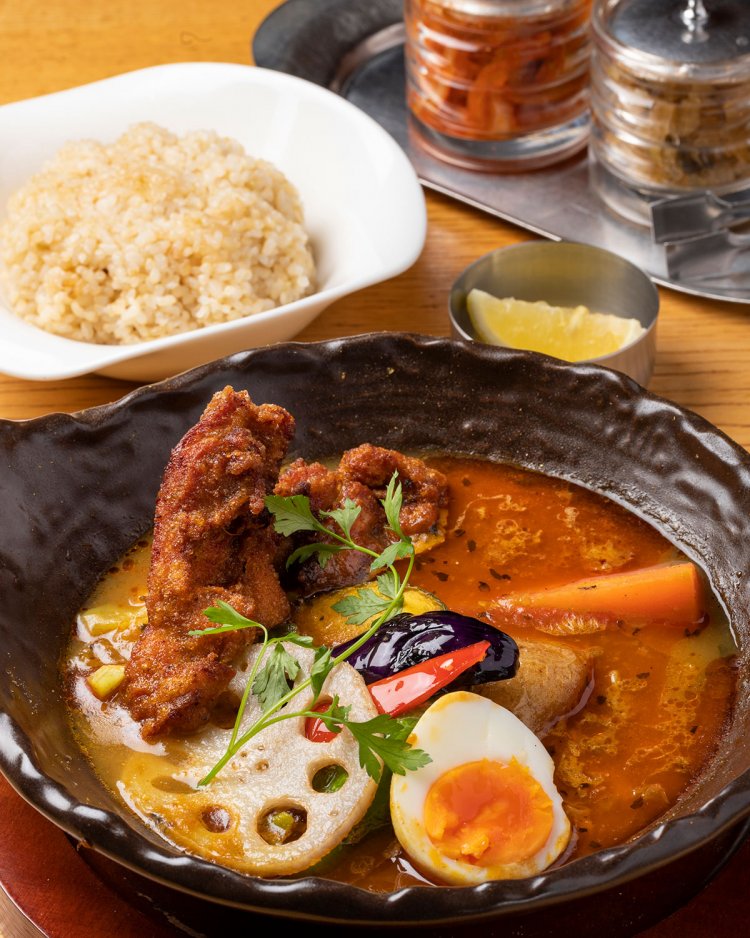 匠えんスープカレー1760円。途中でレモンを加えて味変も。