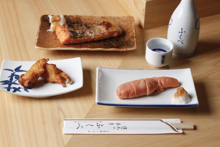 菊正宗「樽酒」1100円、たらこ850円、鮭はらす900円など。