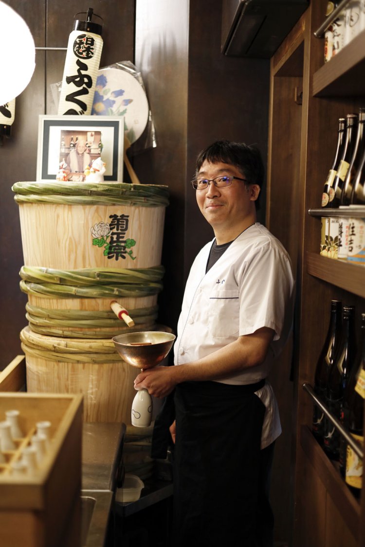 3代目の北島正也さん。「菊正宗」の4斗樽は約1週間で空になる。