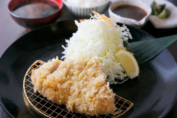 ランチの南の島豚ロースかつ定食は1628円。他にも黒豚のロースカツ定食1463円、ヒレカツ定食1705円など。