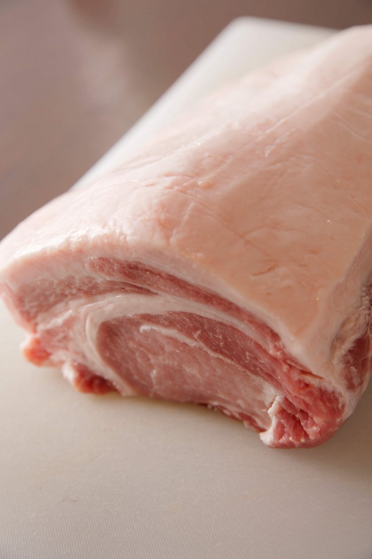 美しいサシが入った「南の島豚」。通常のロースカツ以外にも特上ロースかつ2640円、ヒレカツ2145円、特上ヒレカツ3245円で提供されている。