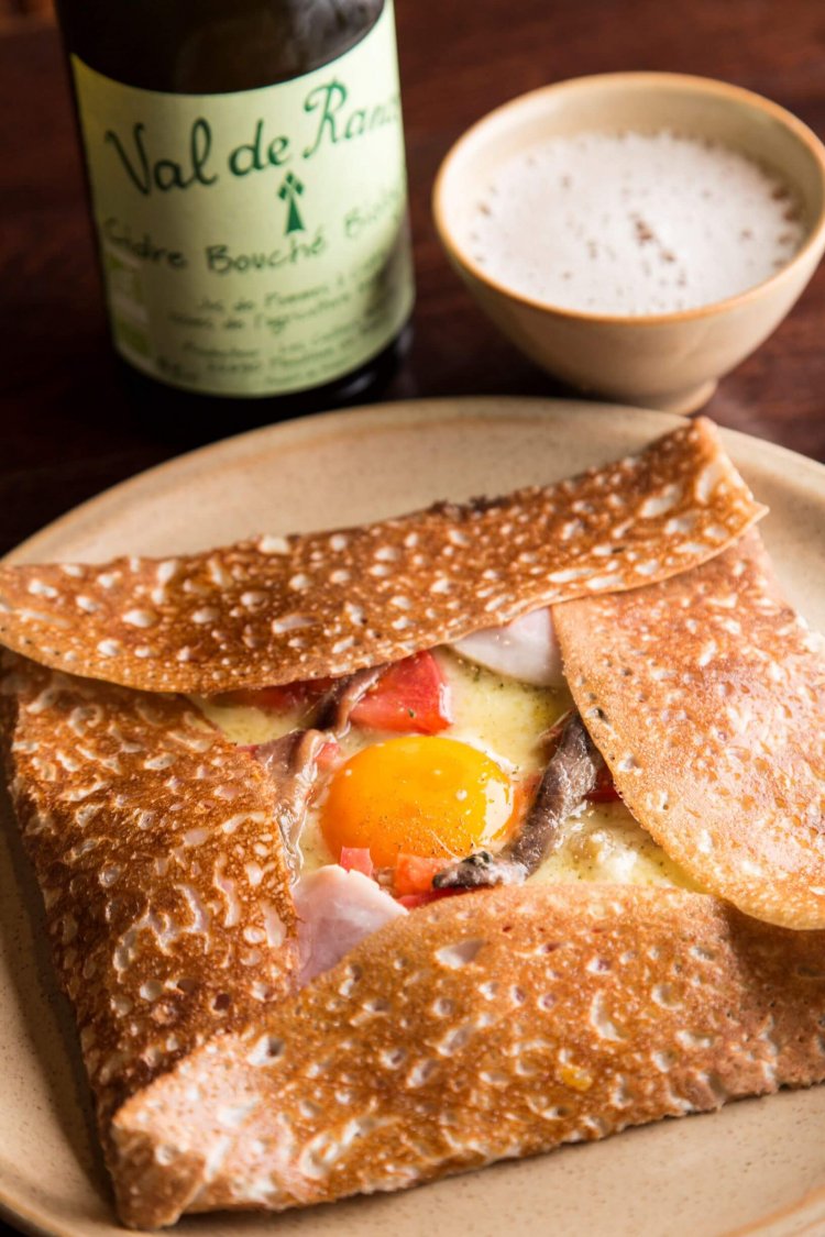 具だくさんのガレット・プロヴァンサル1680円、オーガニックのシードル700円。