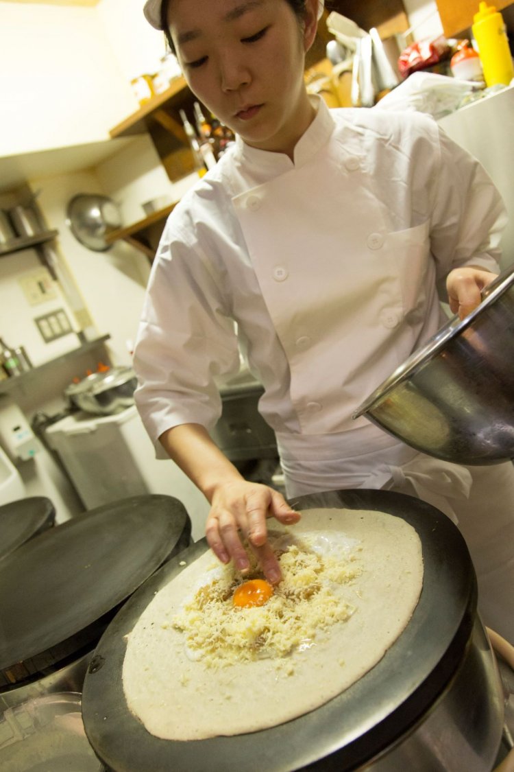 クレープ作りは長い訓練を経たクレーピエが担当。