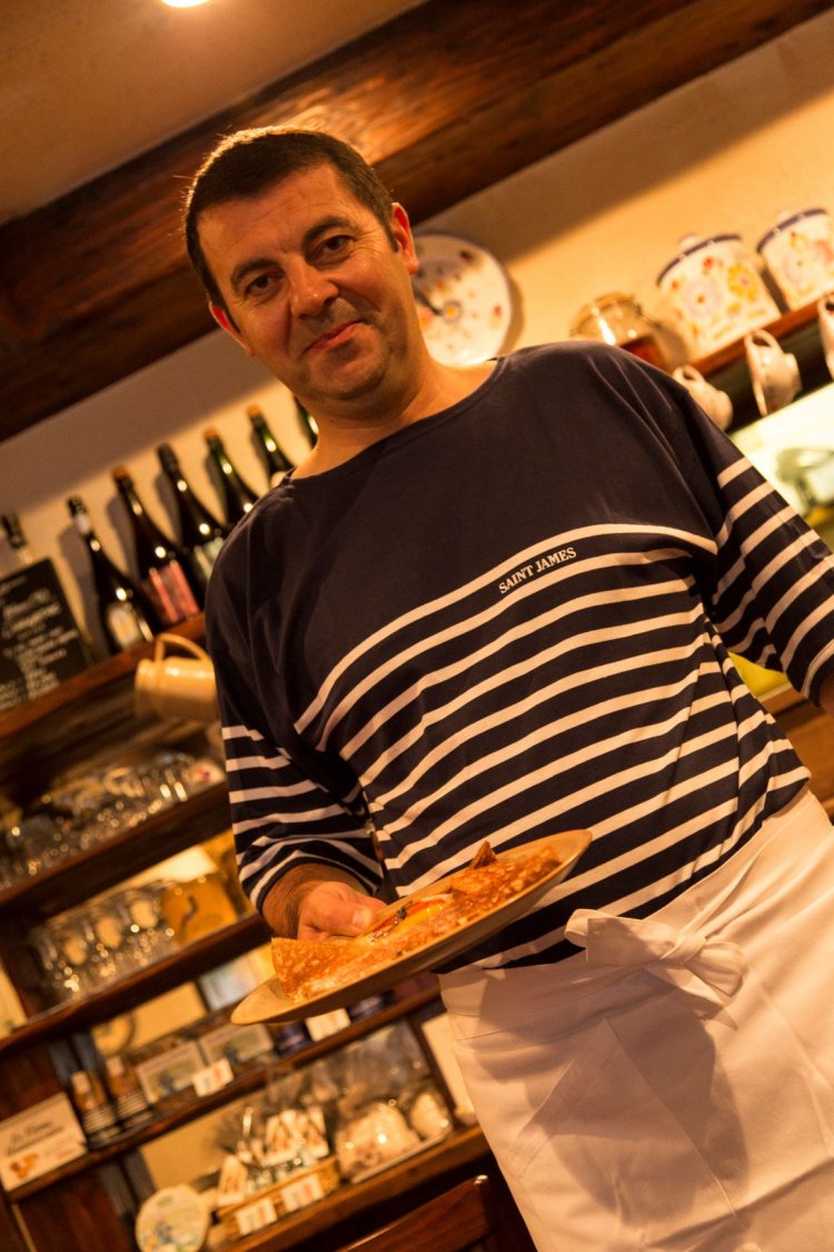 オーナーのラーシェ・ベルトランさん。ボーダーのユニフォームがよく似合う。