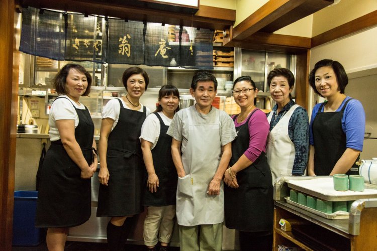 店を守る会田ファミリーと従業員さんたち。女性だらけで明るく和気あいあい。「そば湯は栄養満点。みんな毎日飲んでるから元気」とのこと。