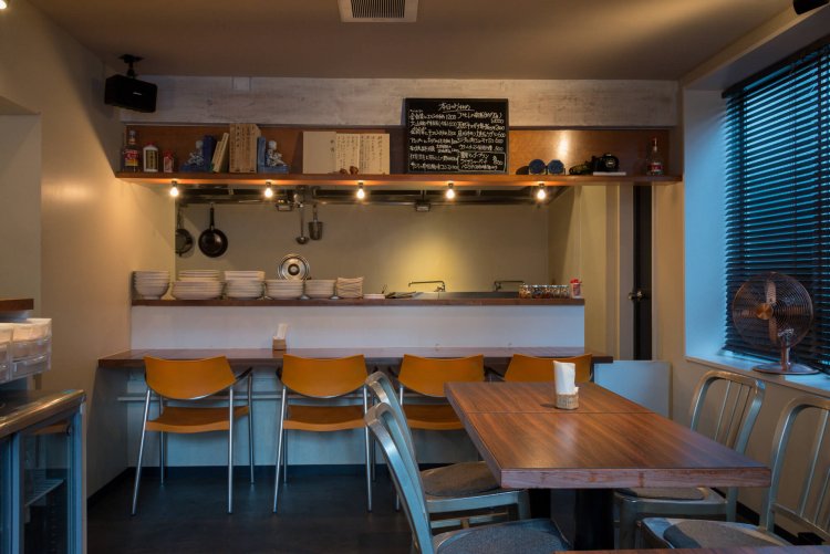 白が基調の店内。2階は落ち着いた雰囲気。