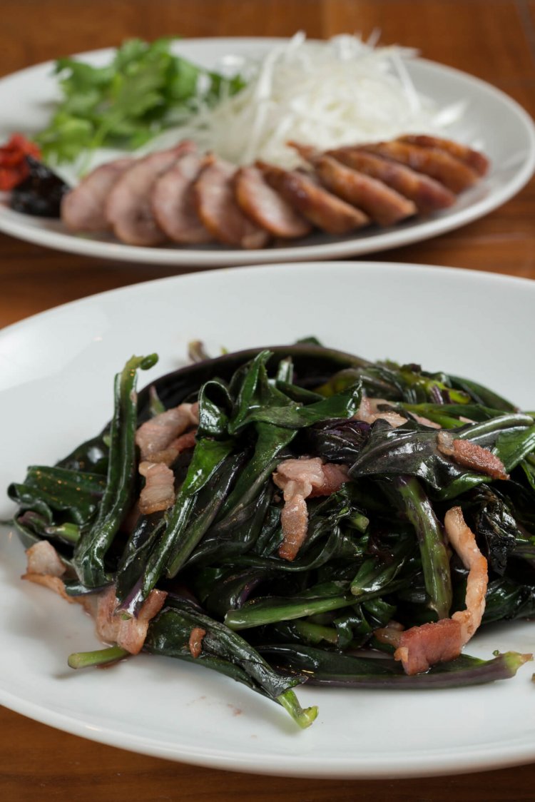 夜なら金時草と自家製ベーコンの炒め1320円、ジューシーな、自家製腸詰め880円なども。