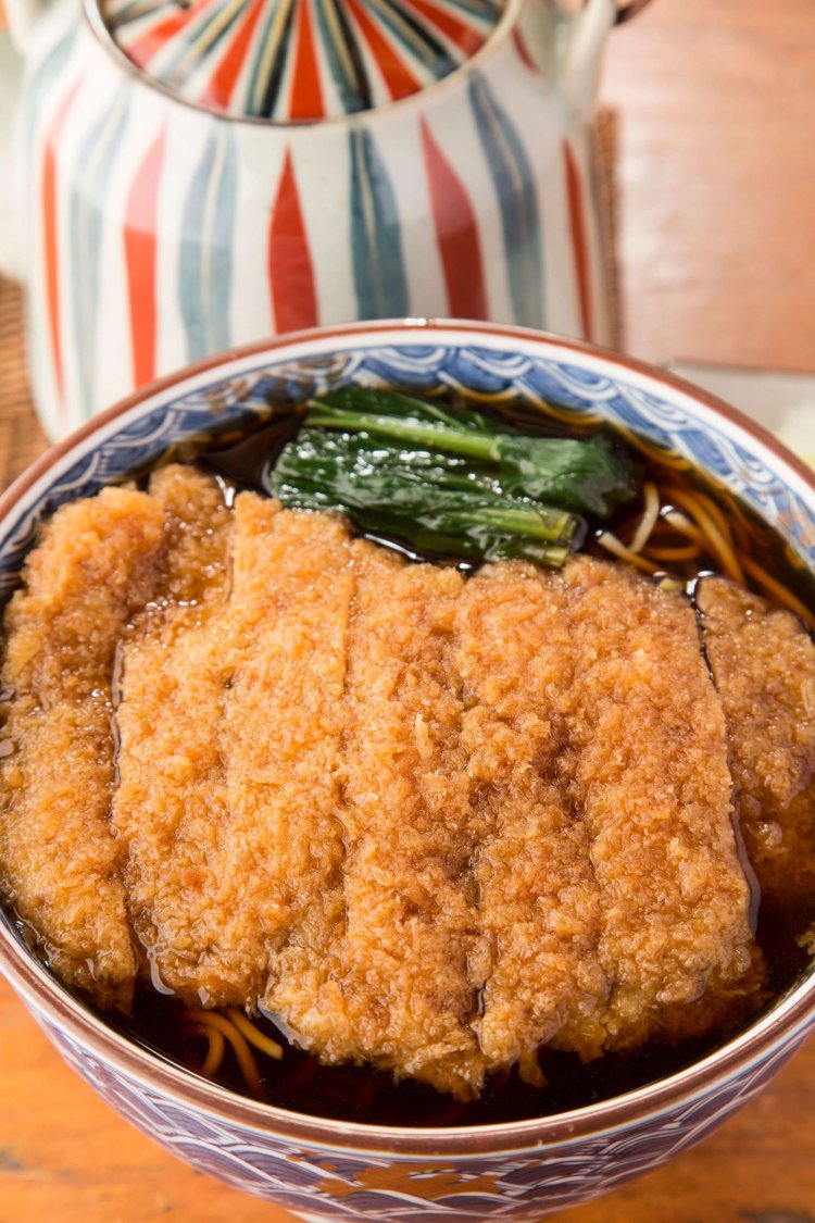 かつそば900円。5の付く平日は500円で食べられる（限定100食）。 