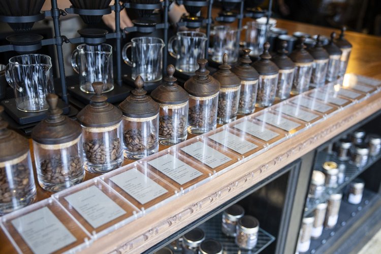 店には15種類ものコーヒー豆が並ぶ。