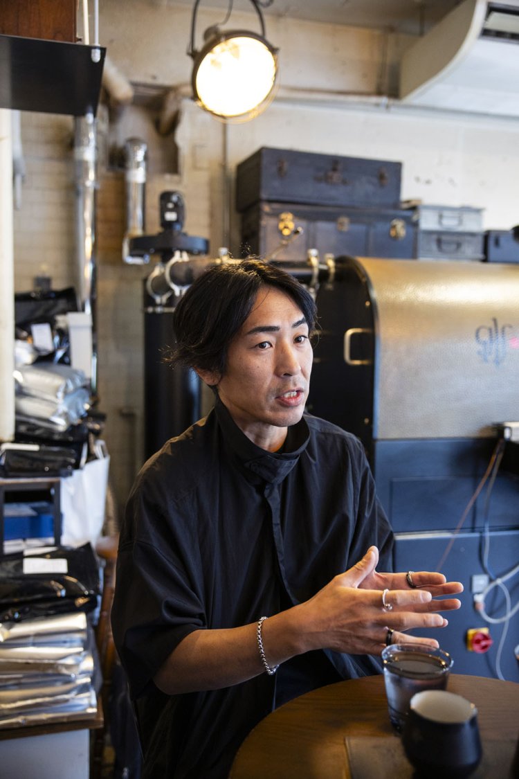 「コーヒーは自分の人生を体現するもの」と話すオーナーの鈴木清和さん。大きな焙煎機は存在感たっぷり。