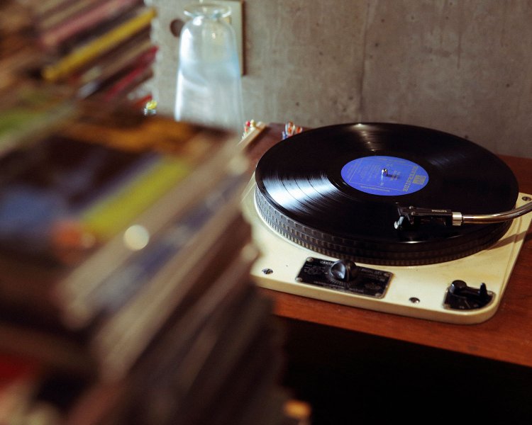 レコードの音色に耳を澄ますひと時を。