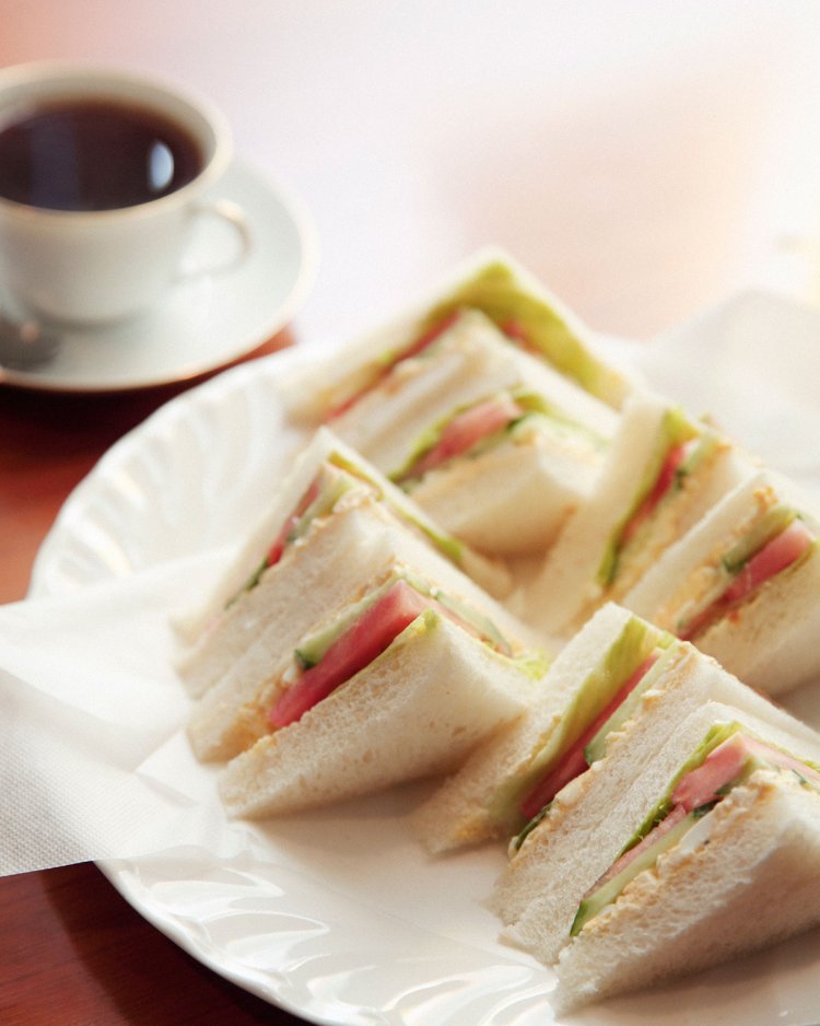 ミックスサンドイッチとコーヒーのセット1050円。コーヒー紅茶単品は500円(アイスは530円)メニューは終日同じ。