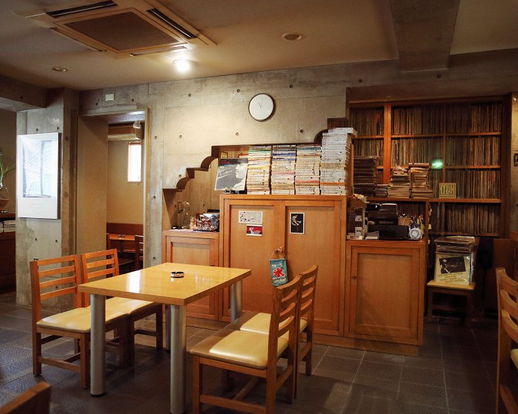 ジャズ関連の本や雑誌も充実。