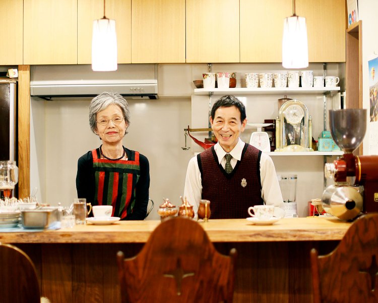 サイフォンまたはネルドリップで淹れるコーヒー400 円～。「いつまでも2人で働けるように」と西島さん夫妻。