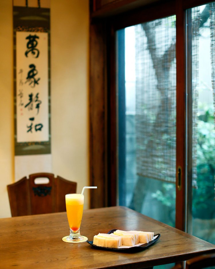 タマゴ・ハムサンド600円、生ジュース オレンジ550円。