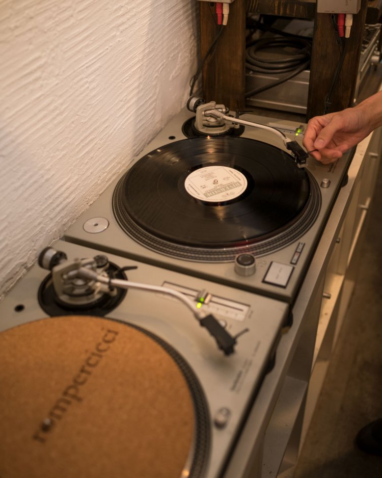 ターンテーブルに敷かれたスリップマットは、店のロゴが入ったオリジナルのデザイン。