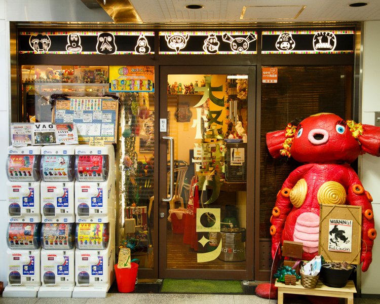 オリジナルのガチャガチャやソフビ、グッズを販売。