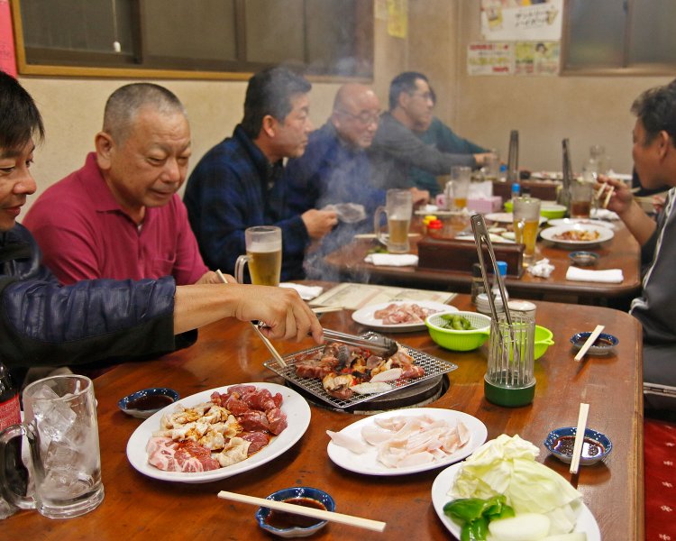 お座敷席もテーブル席も常連でにぎわう。