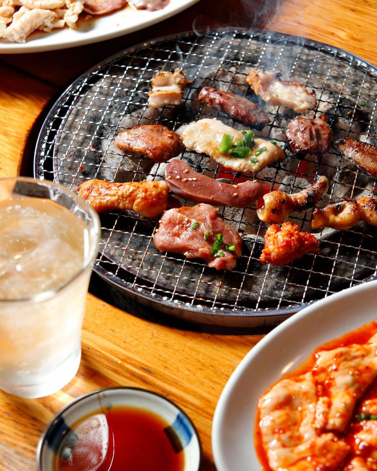 手前右が生モツ（辛）528円。イチローズモルトハイボール770円など秩父の地酒も充実。