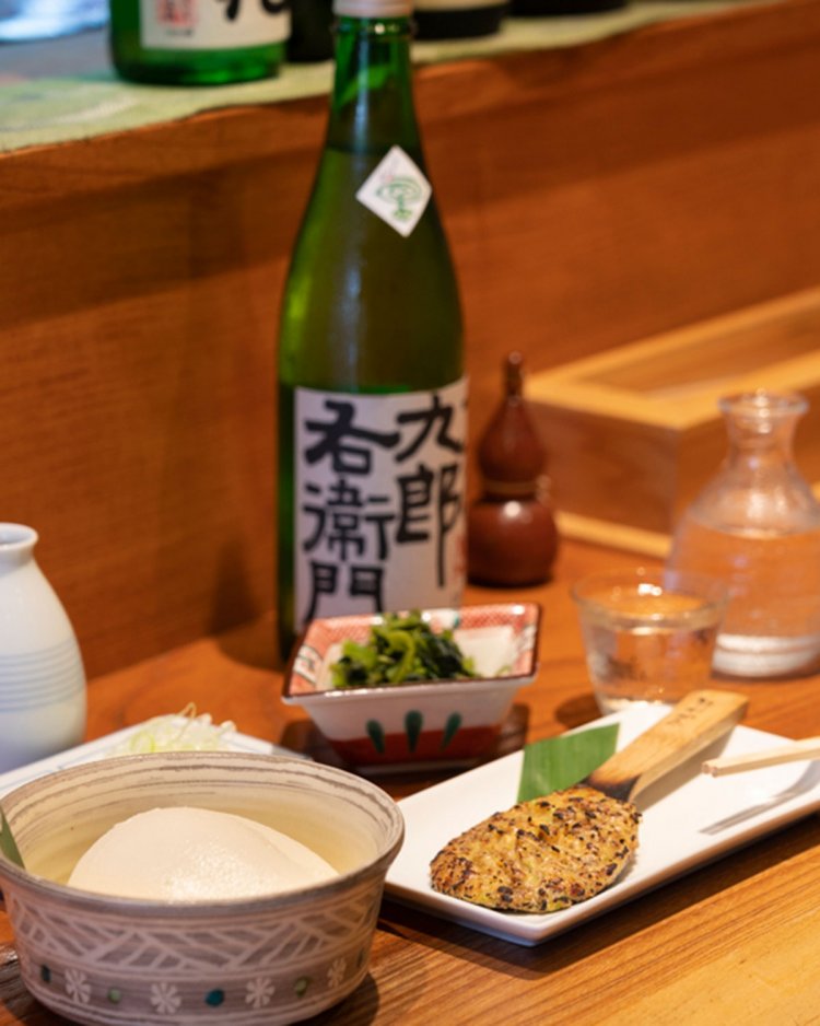 西京味噌仕立ての焼き味噌350円、花わさび漬け300円。自家製とうふ500円は濃厚な大豆の甘みが癖になる。木曽の十六代九右衞門１合750円。