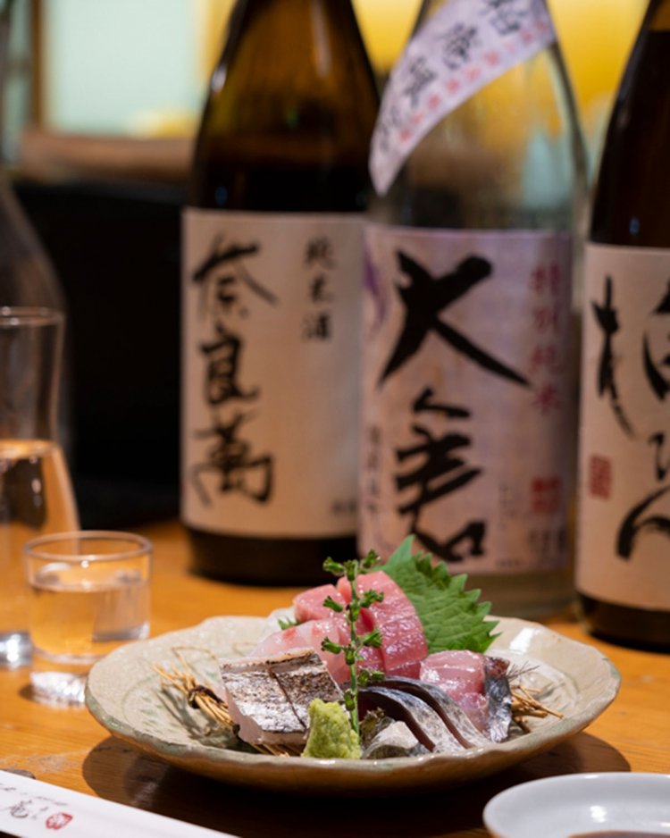 夜の刺身盛り1100円、日本酒グラス660円～。