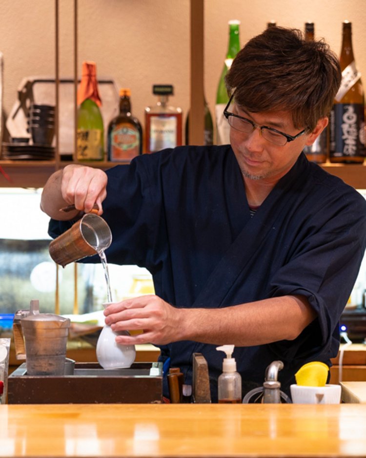 食い道楽の五味さんは、3代続いた花柳界御用達の履物屋から転身。酒のタイプを見極めて、燗をつけてくれる。