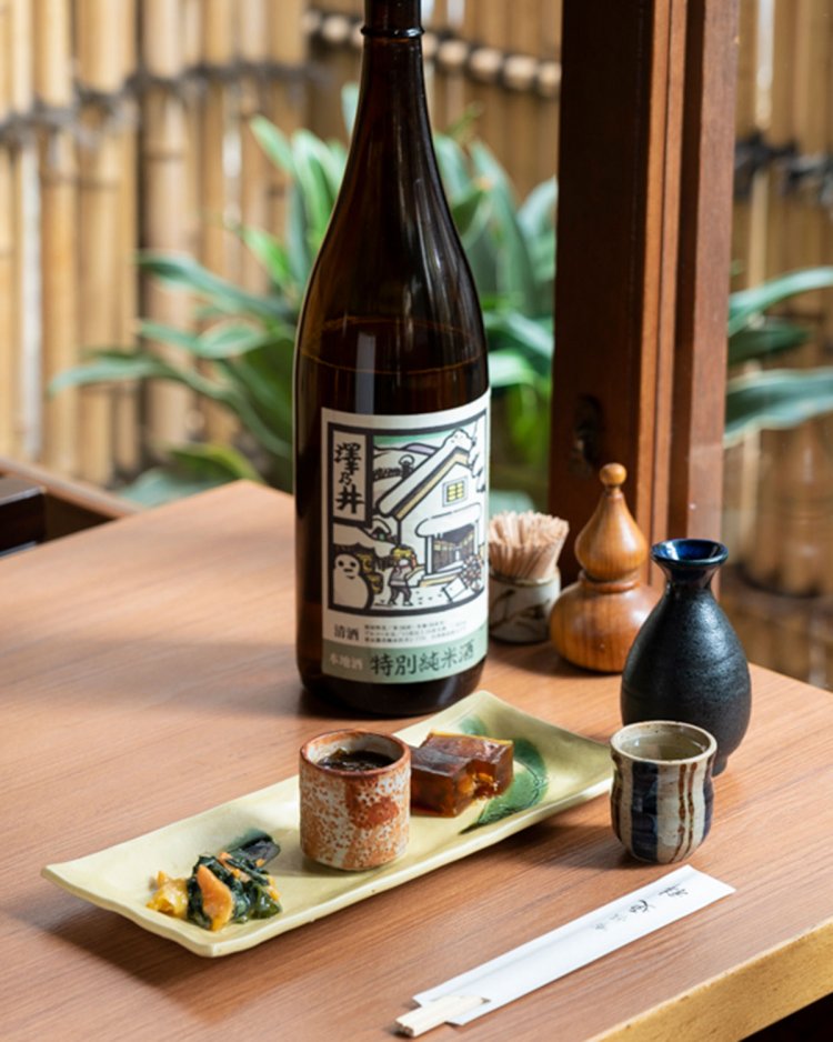 季節のおつまみ三種盛り合わせ880円と、澤乃井の特別純米１合770円。