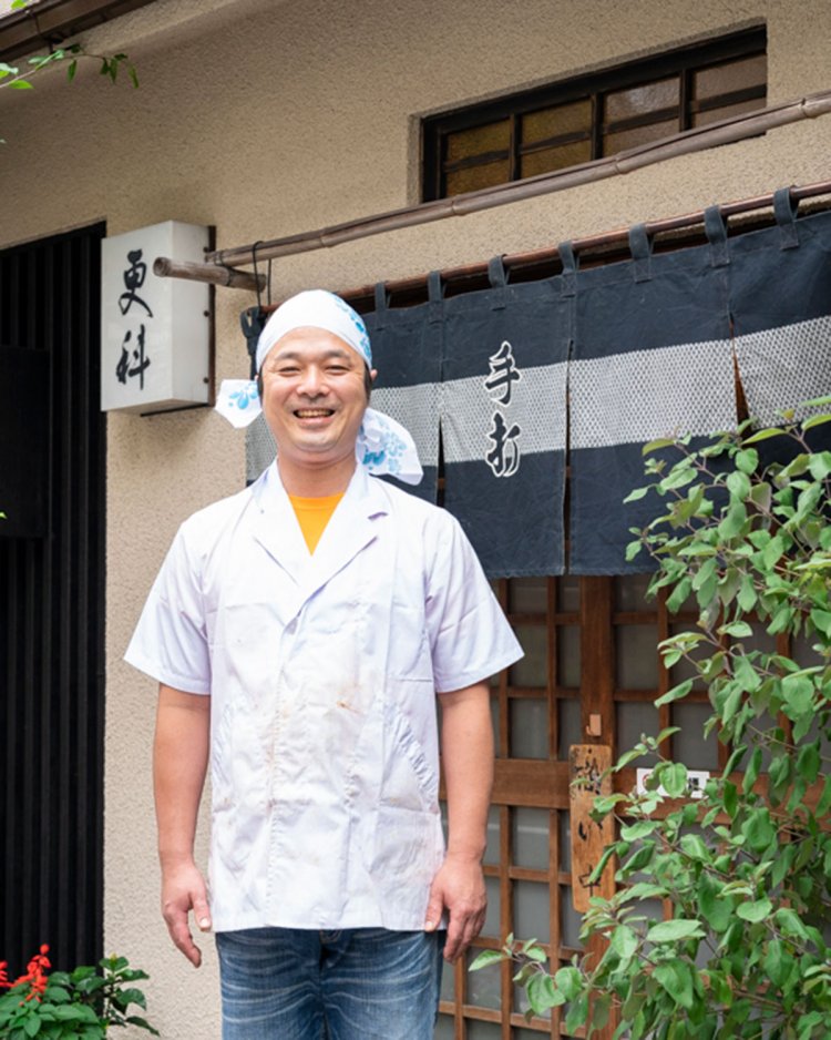 花柳界の名残を感じる店前にて。「そばに真摯に向き合ったなら、やり方は変えていい。それが先代の口癖でした」。