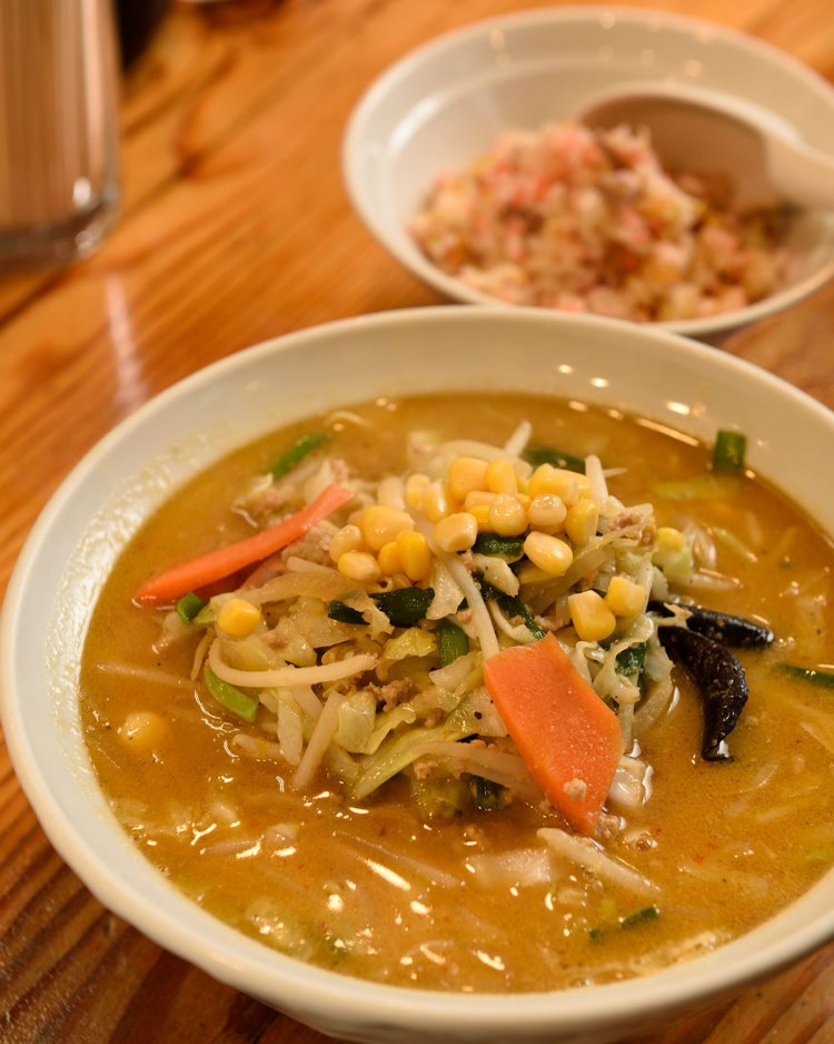 ミソラーメン850円。ランチは麺類に半チャーハン（大盛り、特盛り無料）つき。