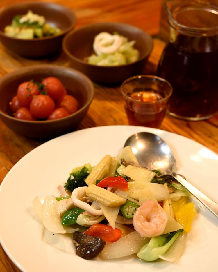 海鮮と野菜の塩炒め950円、冷菜1皿各400円、甕出し紹興酒デキャンタ2300円。